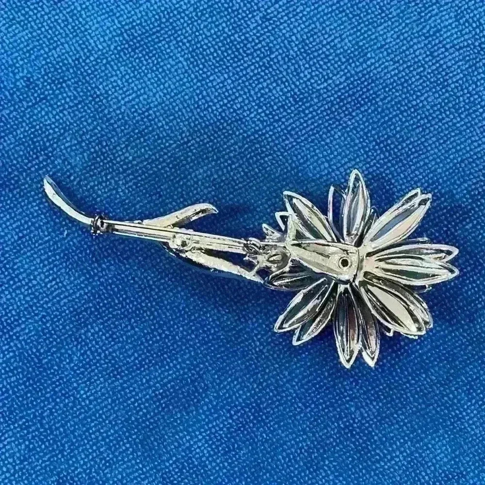 Flower Pin 🌸 - Picture 3 of 3